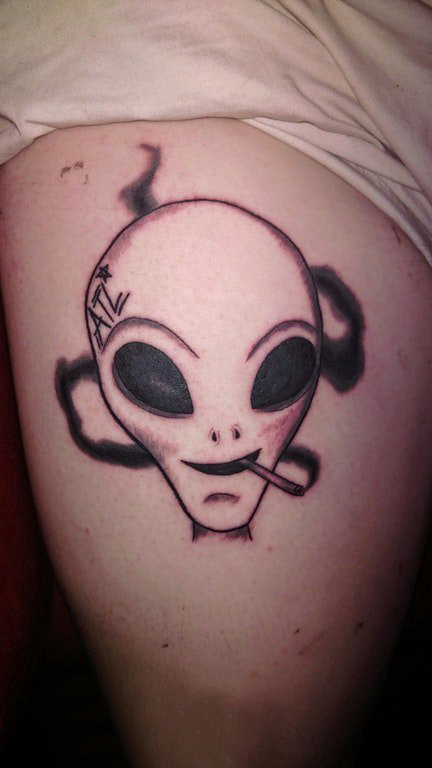 点击大图看下一张：女生大腿上黑色点刺几何线条外星人纹身图片