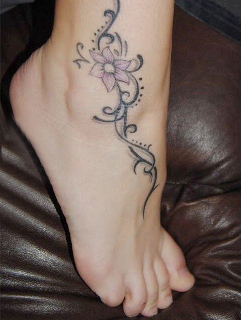 点击大图看下一张：女生脚背上彩绘水彩素描创意精美花朵纹身图片