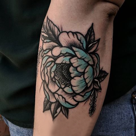 点击大图看下一张：女生手臂上黑灰素描点刺技巧创意唯美花朵纹身图片