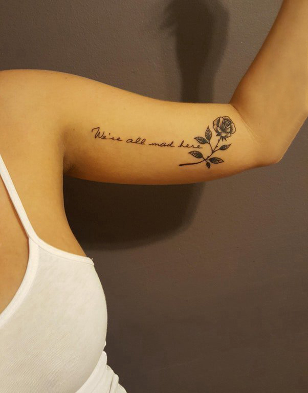 点击大图看下一张：女生手臂上黑色点刺简单线条花体英文和花朵纹身图片
