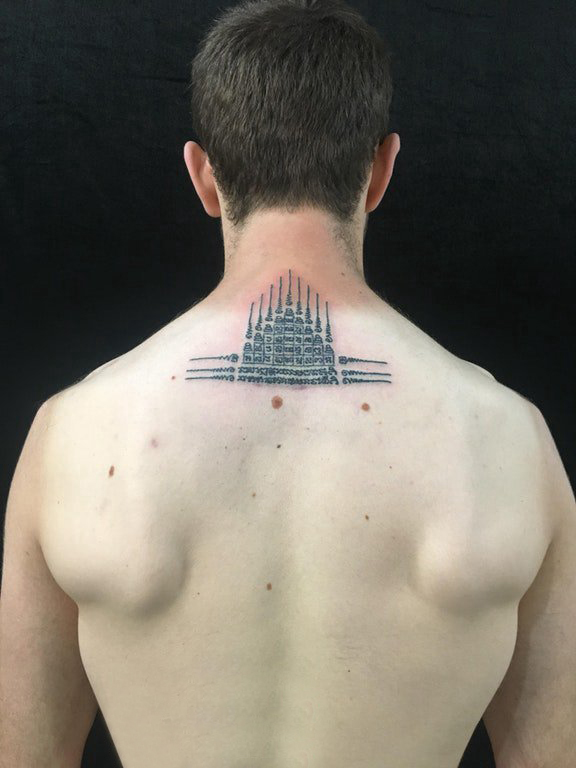 点击大图看下一张：男生颈后黑色点刺技巧几何简单线条建筑物纹身图片