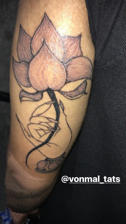 点击大图看下一张：男生手臂上黑灰点刺简单线条植物莲花纹身图片