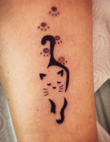 点击大图看下一张：男生手臂上黑色素描创意文艺可爱猫咪纹身图片
