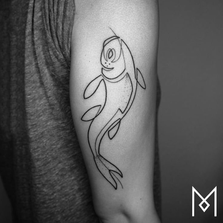 点击大图看下一张：男生手臂上黑色线条创意文艺鱼纹身图片