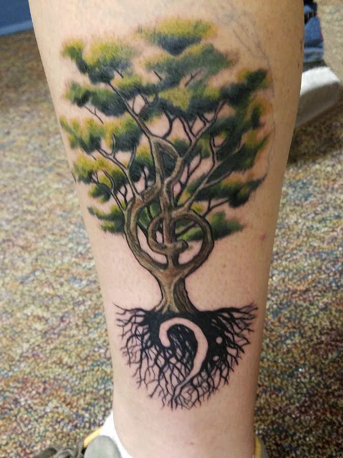 点击大图看下一张：男生小腿上彩绘渐变简单线条植物生命树纹身图片