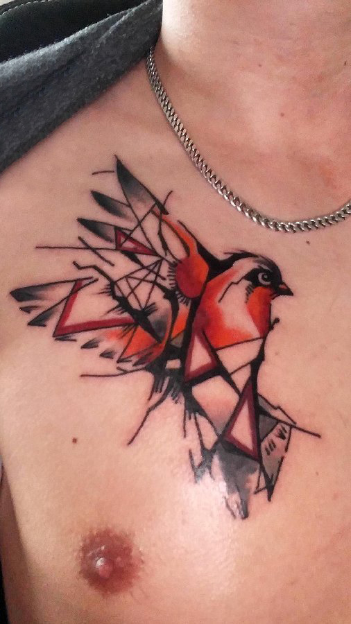 点击大图看下一张：男生胸部彩绘几何简单线条小动物鸟纹身图片