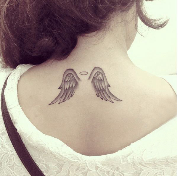 点击大图看下一张：女生背部黑灰素描点刺技巧创意翅膀纹身图片