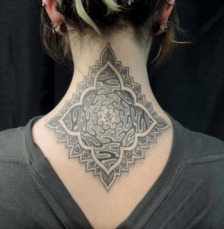 点击大图看下一张：女生脖子上黑灰素描点刺技巧创意唯美花纹精致纹身图片