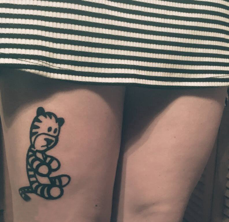 点击大图看下一张：女生大腿上黑色几何简单线条卡通小动物老虎纹身图片
