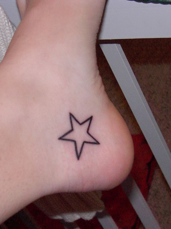 点击大图看下一张：女生脚部黑色线条创意文艺小清新星星纹身图片
