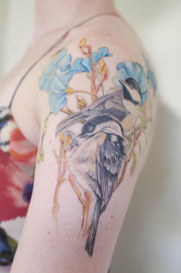 点击大图看下一张：女生手臂上彩绘渐变简单线条植物花朵和鸟纹身图片