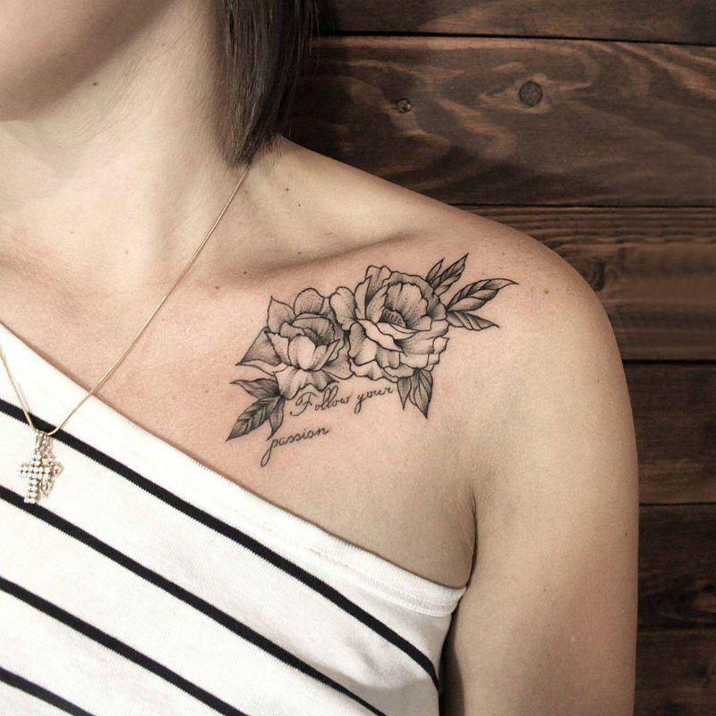 点击大图看下一张：女生锁骨下黑灰素描点刺技巧创意唯美花朵纹身图片