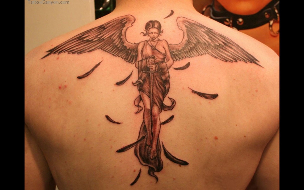点击大图看下一张：男生背部黑灰素描点刺技巧创意天使翅膀纹身图片
