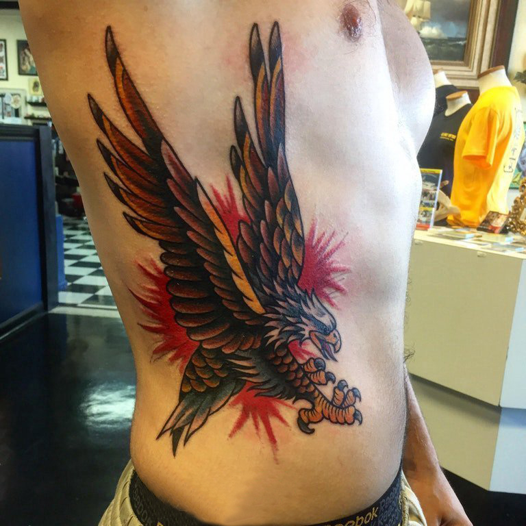 点击大图看下一张：男生侧腰上彩绘简单线条小动物老鹰纹身图片
