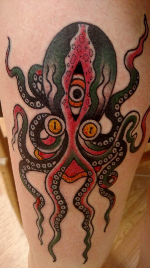 点击大图看下一张：男生大腿上彩绘水彩素描创意霸气搞怪章鱼纹身图片