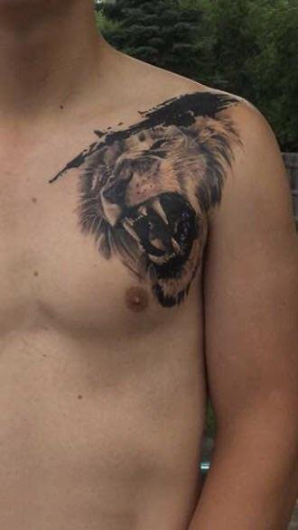 点击大图看下一张：男生肩部黑灰点刺简单线条小动物老虎纹身图片
