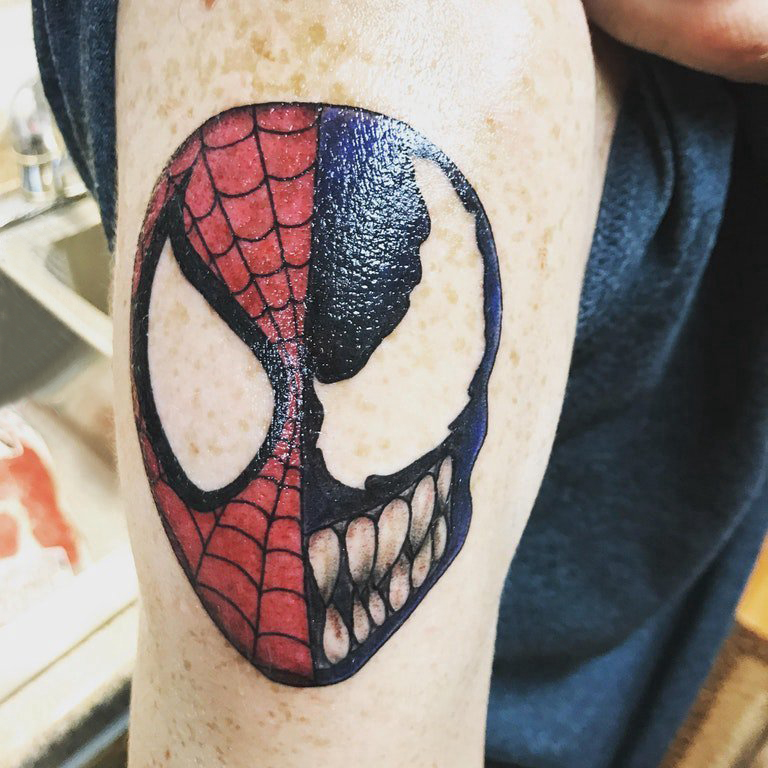 点击大图看下一张：男生手臂上彩绘几何简单线条骷髅和蜘蛛侠拼接纹身图片
