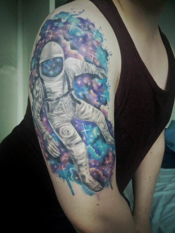 点击大图看下一张：男生手臂上彩绘渐变星空元素和人物宇航员纹身图片