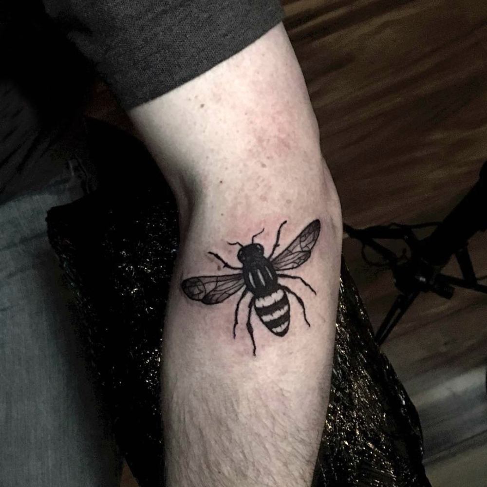 点击大图看下一张：男生手臂上黑灰素描点刺技巧创意蜜蜂纹身图片