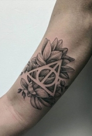 女生手臂上黑灰素描点刺技巧几何元素唯美花朵纹身图片