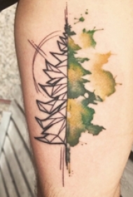 男生手臂上彩绘泼墨几何线条植物大树纹身图片