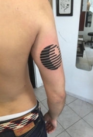 男生手臂上黑色简单线条几何圆形纹身图片