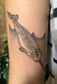 女生手臂上黑色点刺简单线条可爱小动物纹身图片