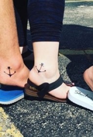 闺蜜脚踝上黑色线条文艺创意海军风船锚纹身图片