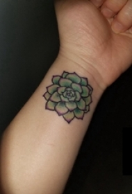 女生手腕上彩绘渐变简单线条植物莲花纹身图片