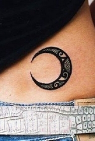 女生背部黑灰素描创意文艺月亮纹身图片