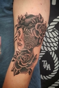 女生手臂上黑色点刺简单线条花朵和人物纹身图片
