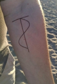 男生手臂上黑色简单个性线条符号纹身图片