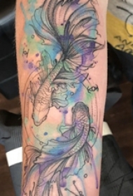 男生手臂上彩绘水彩素描创意文艺金鱼纹身图片