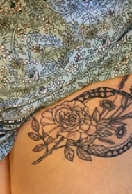 女生大腿上黑色点刺几何线条植物花朵纹身图片