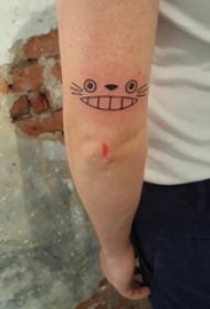 男生手臂上黑色几何简单线条卡通龙猫表情纹身图片