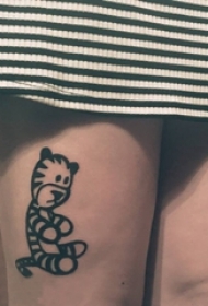 女生大腿上黑色几何简单线条卡通小动物老虎纹身图片