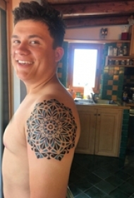 男生手臂上彩绘几何简单线条花朵纹身图片