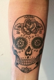 男生手臂上黑色点刺简单线条花朵和骷髅纹身图片