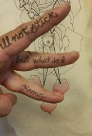 男生手指上黑色简单线条有意义的英文单词纹身图片