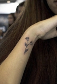 女生手腕上黑灰素描文艺小清新花朵纹身图案