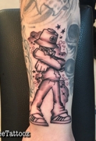 男生手臂上黑灰素描点刺技巧创意人物纹身图片