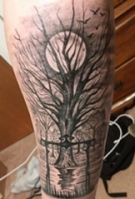 男生手臂上黑色点刺几何简单线条植物大树和月亮纹身图片