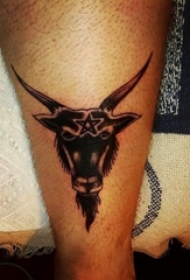 男生小腿上黑灰素描点刺技巧创意牛头纹身图片