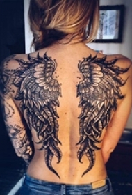 女生后背上黑色点刺抽象线条羽毛元素翅膀纹身图片