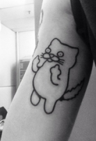 女生手臂上黑色简单线条卡通小动物纹身图片