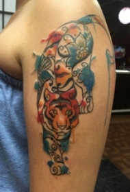 女生手臂上彩绘泼墨简单抽象线条动物老虎纹身图片