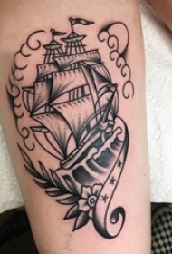 女生大腿上黑灰素描点刺技巧创意帆船纹身图片