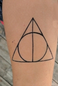 女生小腿上黑色几何简单线条三角形和圆形纹身图片