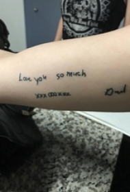 女生手臂上黑色简单线条创意英文单词纹身图片