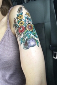 女生手臂上彩绘简单线条创意植物花朵纹身图片